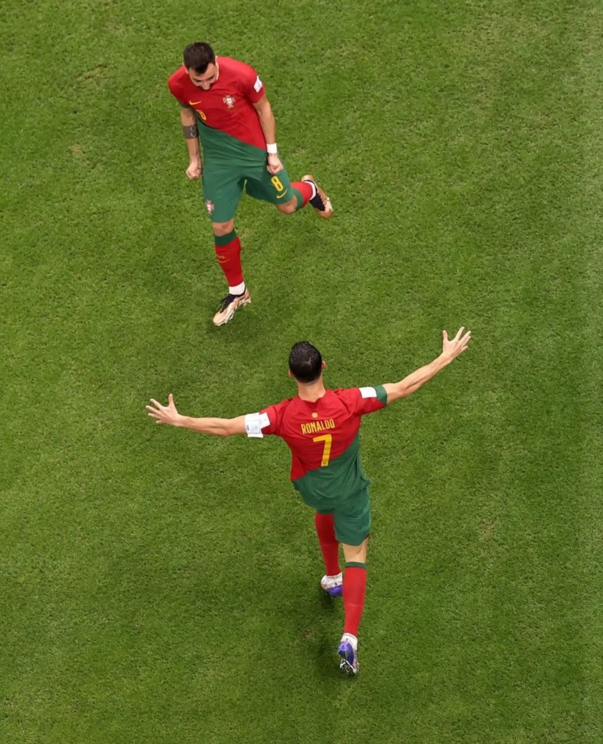 Tình huống ghi bàn gây tranh cãi của Ronaldo và Bruno Fernandes - Ảnh 9.