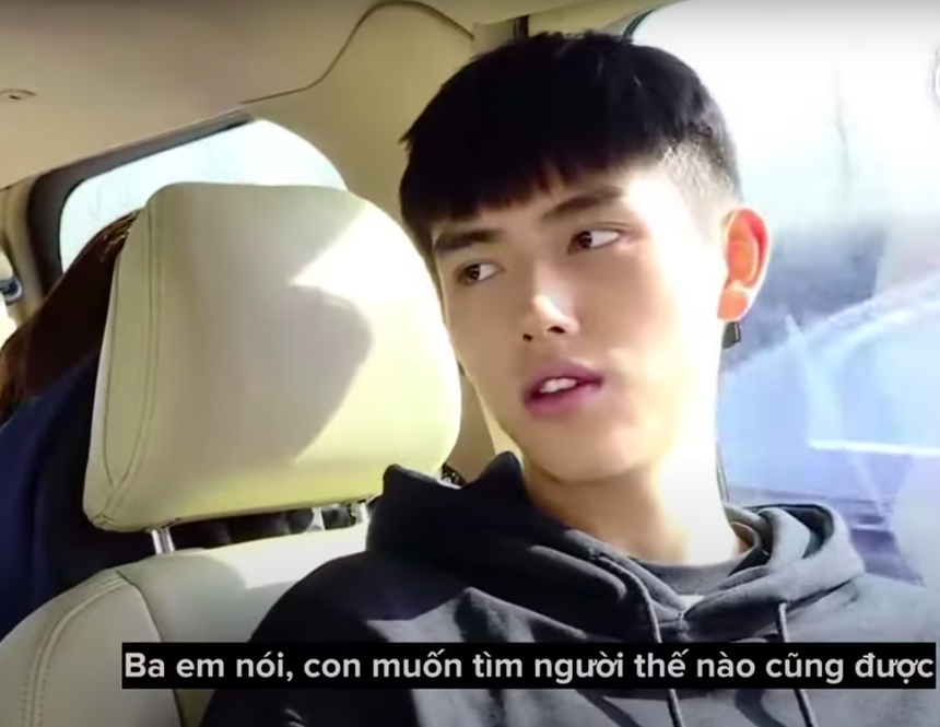 Trần Phi Vũ lên truyền hình cùng bố mẹ, hành động nhỏ chứng minh "thái tử Cbiz" quá hiếu thảo - Ảnh 4. Trần Phi Vũ lên truyền hình cùng bố mẹ, hành động nhỏ chứng minh "thái tử Cbiz" quá hiếu thảo - Ảnh 4.