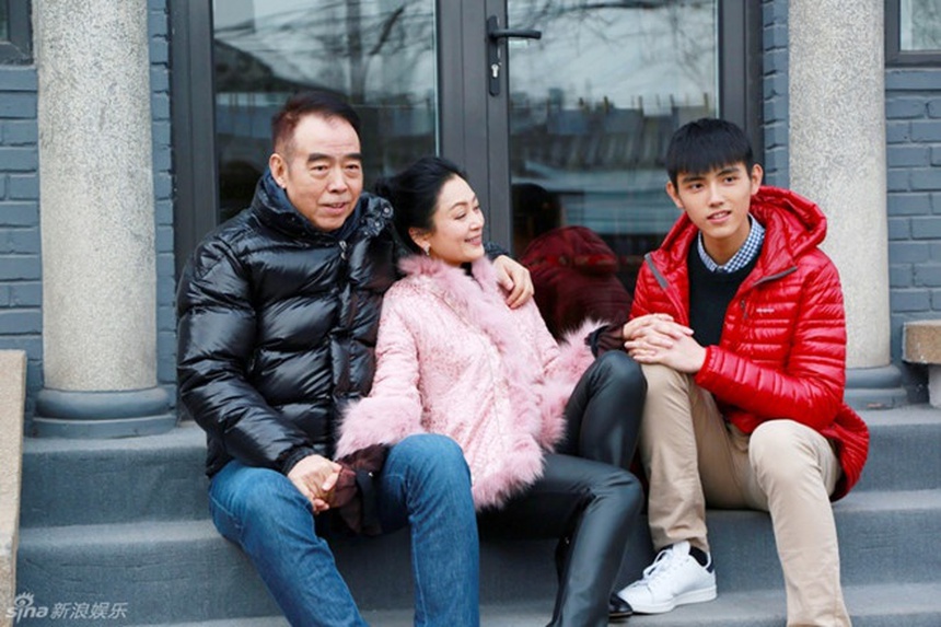 Trần Phi Vũ lên truyền hình cùng bố mẹ, hành động nhỏ chứng minh "thái tử Cbiz" quá hiếu thảo - Ảnh 3. Trần Phi Vũ lên truyền hình cùng bố mẹ, hành động nhỏ chứng minh "thái tử Cbiz" quá hiếu thảo - Ảnh 3.