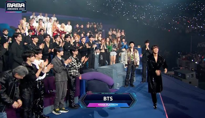 Jin BTS bất ngờ “chiếm sóng” MAMA 2022 với màn xuất hiện đặc biệt - Ảnh 2.