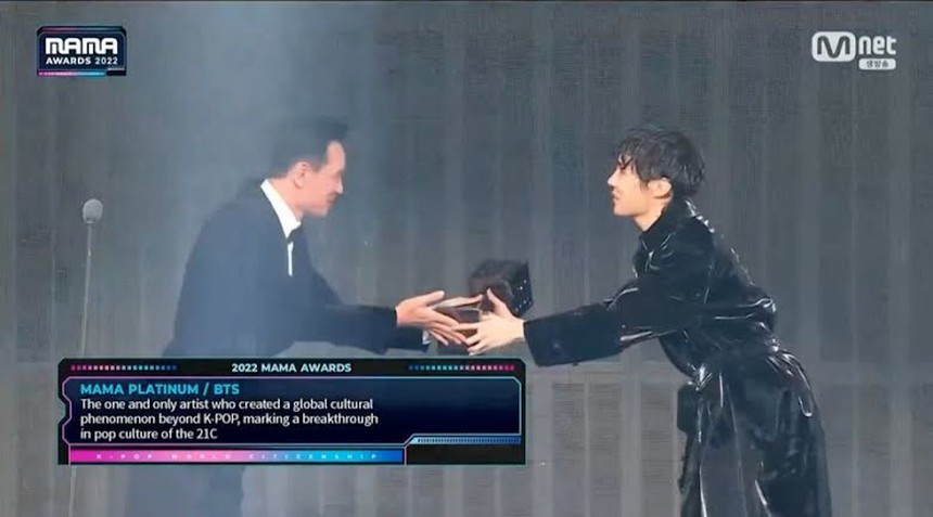 Jin BTS bất ngờ “chiếm sóng” MAMA 2022 với màn xuất hiện đặc biệt - Ảnh 3.