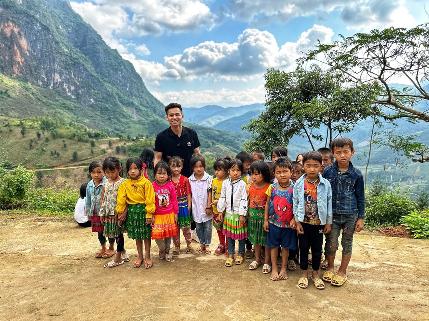 Độ Mixi tổng kết dự án từ thiện cuối năm, bàn giao 5 điểm trường, 1 nhà tình nghĩa với tổng kinh phí lên tới 1,5 tỷ đồng - Ảnh 1. Độ Mixi tổng kết dự án từ thiện cuối năm, bàn giao 5 điểm trường, 1 nhà tình nghĩa với tổng kinh phí lên tới 1,5 tỷ đồng - Ảnh 1.