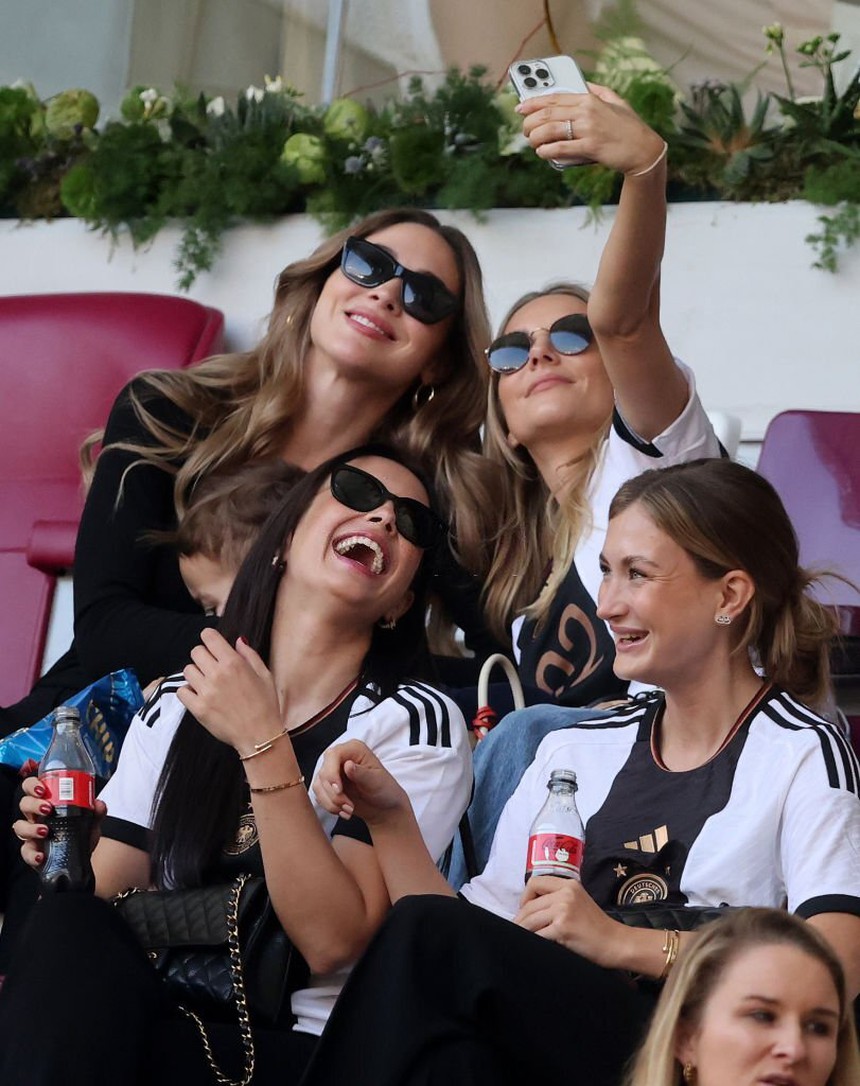 Trước trận cầu sinh tử, tuyển thủ Đức được phép gặp vợ và bạn gái 2 đêm - Ảnh 9. Trước trận cầu sinh tử, tuyển thủ Đức được phép gặp vợ và bạn gái 2 đêm - Ảnh 9.