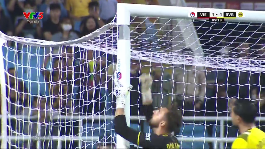 Việt Nam vs Dortmund: Xà ngang khung thành sân Mỹ Đình gặp sự cố, CĐM ngán ngẩm - Ảnh 2. Việt Nam vs Dortmund: Xà ngang khung thành sân Mỹ Đình gặp sự cố, CĐM ngán ngẩm - Ảnh 2.