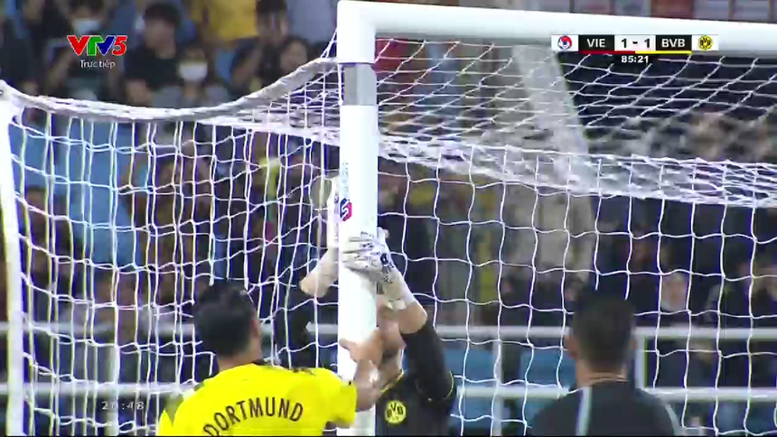 Việt Nam vs Dortmund: Xà ngang khung thành sân Mỹ Đình gặp sự cố, CĐM ngán ngẩm - Ảnh 3. Việt Nam vs Dortmund: Xà ngang khung thành sân Mỹ Đình gặp sự cố, CĐM ngán ngẩm - Ảnh 3.