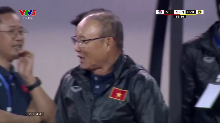 HLV Park Hang-seo bật cười trước sự cố hài hước HLV Park Hang-seo bật cười trước sự cố hài hước