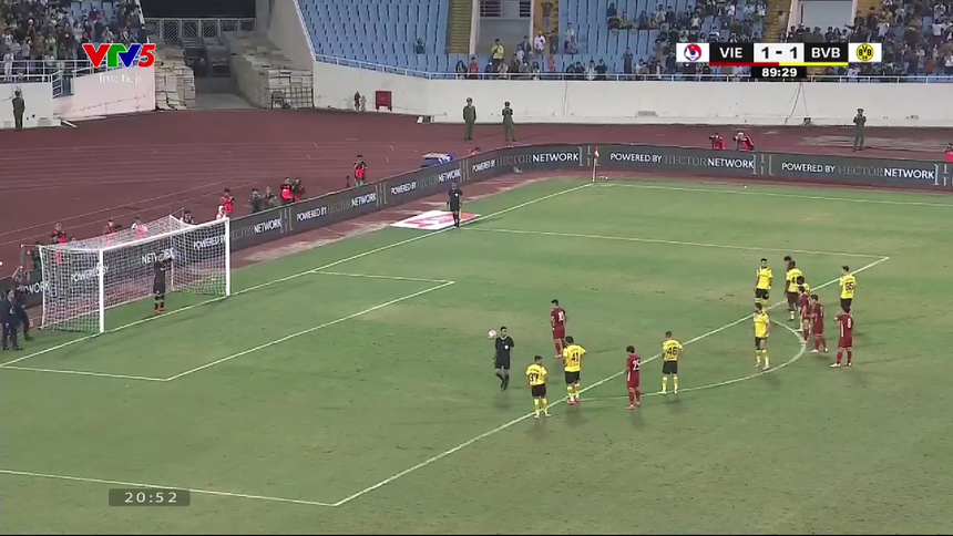 Mất gần 5 phút để BTC sân Mỹ Đình sửa xong khung thành Mất gần 5 phút để BTC sân Mỹ Đình sửa xong khung thành