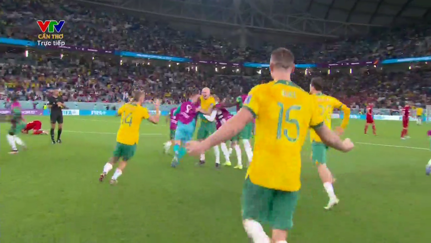Australia vượt vòng bảng, cầu thủ ăn mừng như vô địch World Cup - Ảnh 4. Australia vượt vòng bảng, cầu thủ ăn mừng như vô địch World Cup - Ảnh 4.