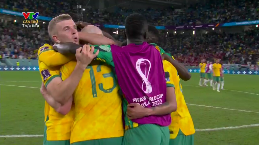 Australia vượt vòng bảng, cầu thủ ăn mừng như vô địch World Cup - Ảnh 5. Australia vượt vòng bảng, cầu thủ ăn mừng như vô địch World Cup - Ảnh 5.