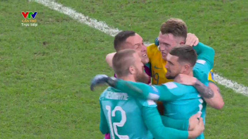 Khi tiếng còi mãn cuộc vang lên cũng là lúc màn ăn mừng cuồng nhiệt của các thành viên ĐT Australia chính thức bắt đầu Khi tiếng còi mãn cuộc vang lên cũng là lúc màn ăn mừng cuồng nhiệt của các thành viên ĐT Australia chính thức bắt đầu