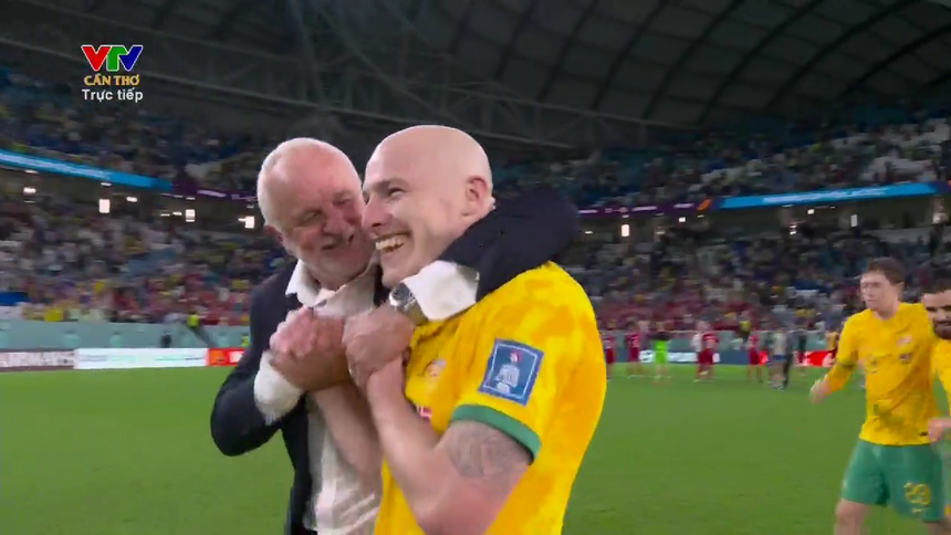 HLV Graham Arnold ăn mừng cùng tiền vệ Aaron Mooy HLV Graham Arnold ăn mừng cùng tiền vệ Aaron Mooy