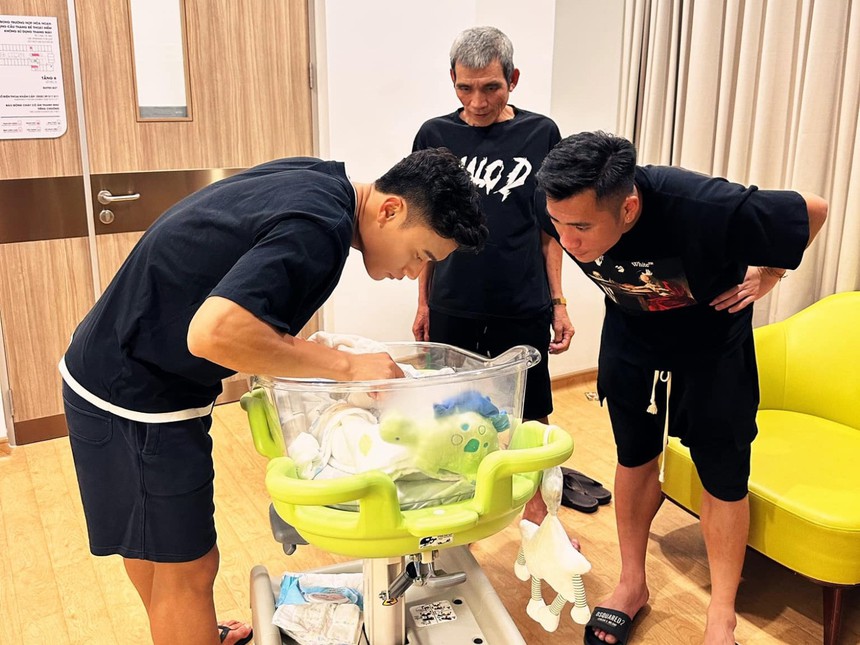 Vợ thủ thành Bùi Tiến Dũng vừa sinh con: Mẫu Tây 10x, nhan sắc cực phẩm - Ảnh 11.