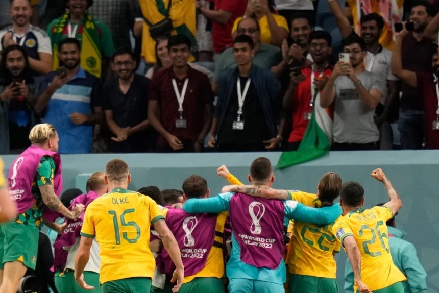 Các cầu thủ Australia ăn mừng cùng khán giả nhà Các cầu thủ Australia ăn mừng cùng khán giả nhà