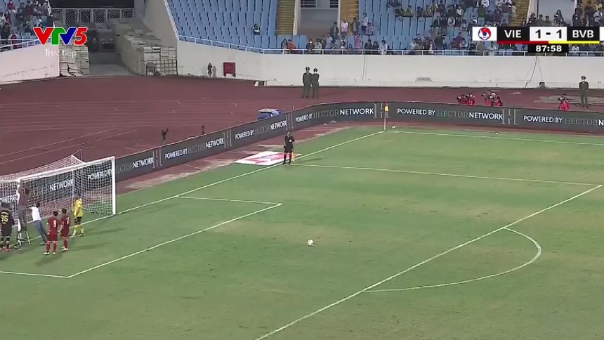 BTC cử người bắc thang sửa khung thành ngay trong trận đấu BTC cử người bắc thang sửa khung thành ngay trong trận đấu