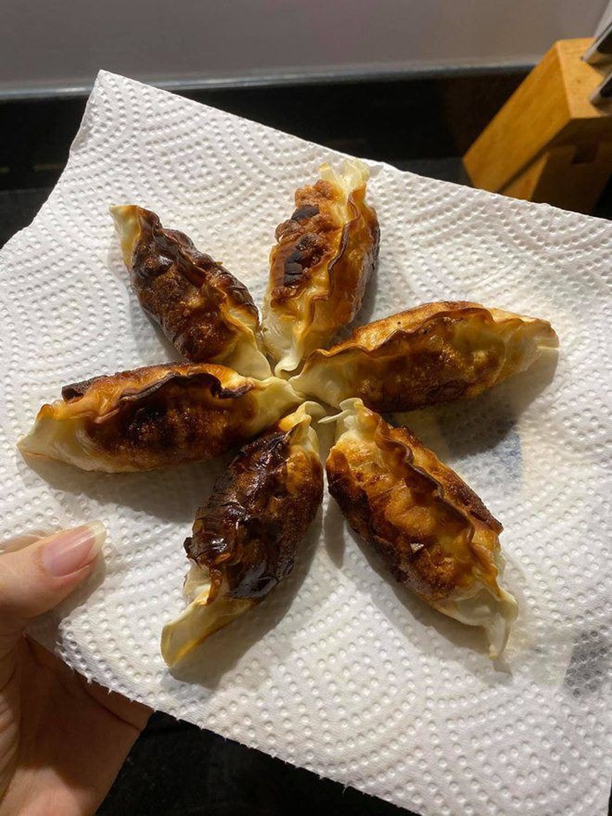 Những “tai nạn” nấu nướng của sao Việt: Amee tự nhận nấu “tởm”, Hari Won rán há cảo “bóng đêm” - Ảnh 3.