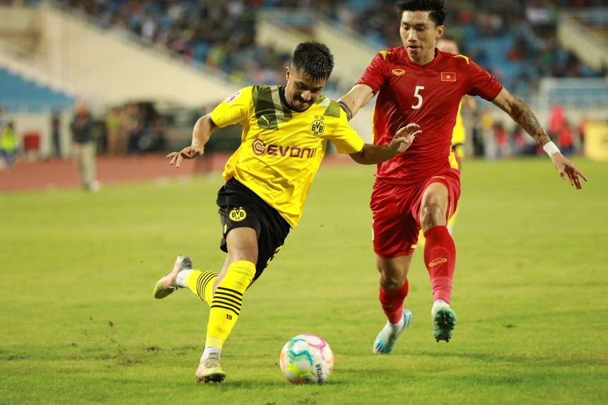 Văn Hậu 'đu idol' thành công sau trận giao hữu với Dortmund - Ảnh 5.