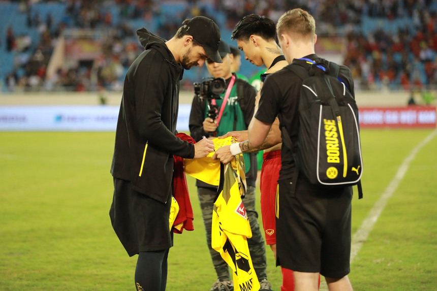 Văn Hậu 'đu idol' thành công sau trận giao hữu với Dortmund - Ảnh 2.
