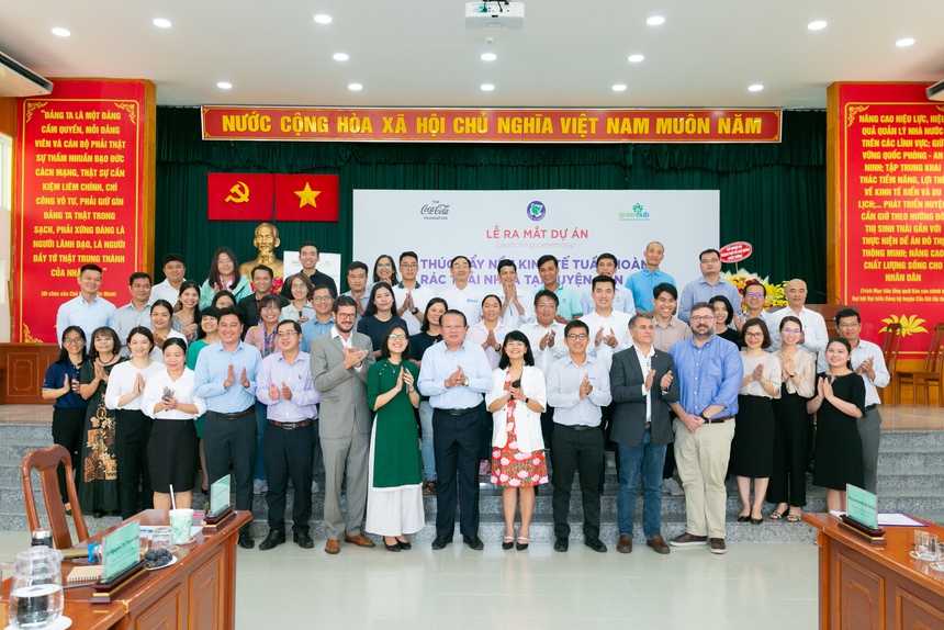 Quỹ Coca-Cola toàn cầu giúp xử lý rác thải nhựa tại Cần Giờ - Ảnh 2. Quỹ Coca-Cola toàn cầu giúp xử lý rác thải nhựa tại Cần Giờ - Ảnh 2.