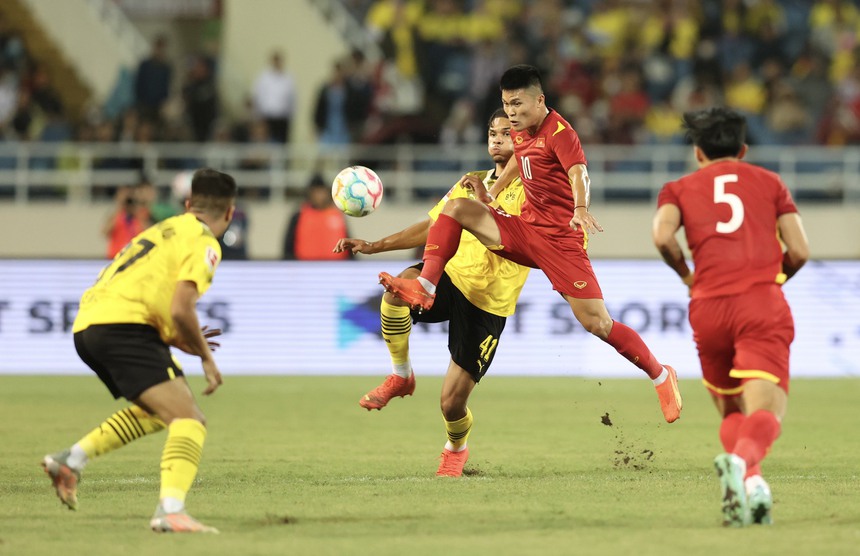 HLV Park Hang Seo phô trương lực lượng trước AFF Cup - Ảnh 2.