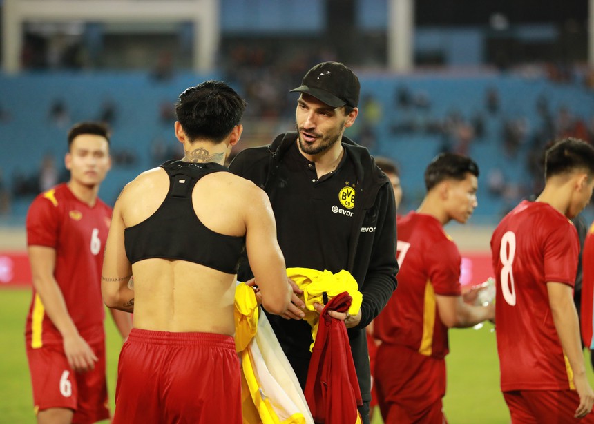 Văn Hậu 'đu idol' thành công sau trận giao hữu với Dortmund - Ảnh 3.