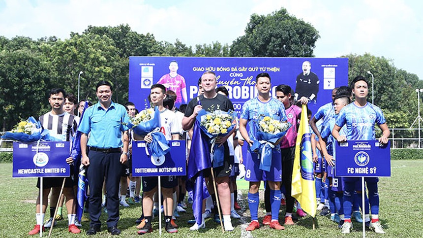 Huyền thoại đội tuyển Anh Paul Robinson ấm áp khi đến Việt Nam - Ảnh 1. Huyền thoại đội tuyển Anh Paul Robinson ấm áp khi đến Việt Nam - Ảnh 1.