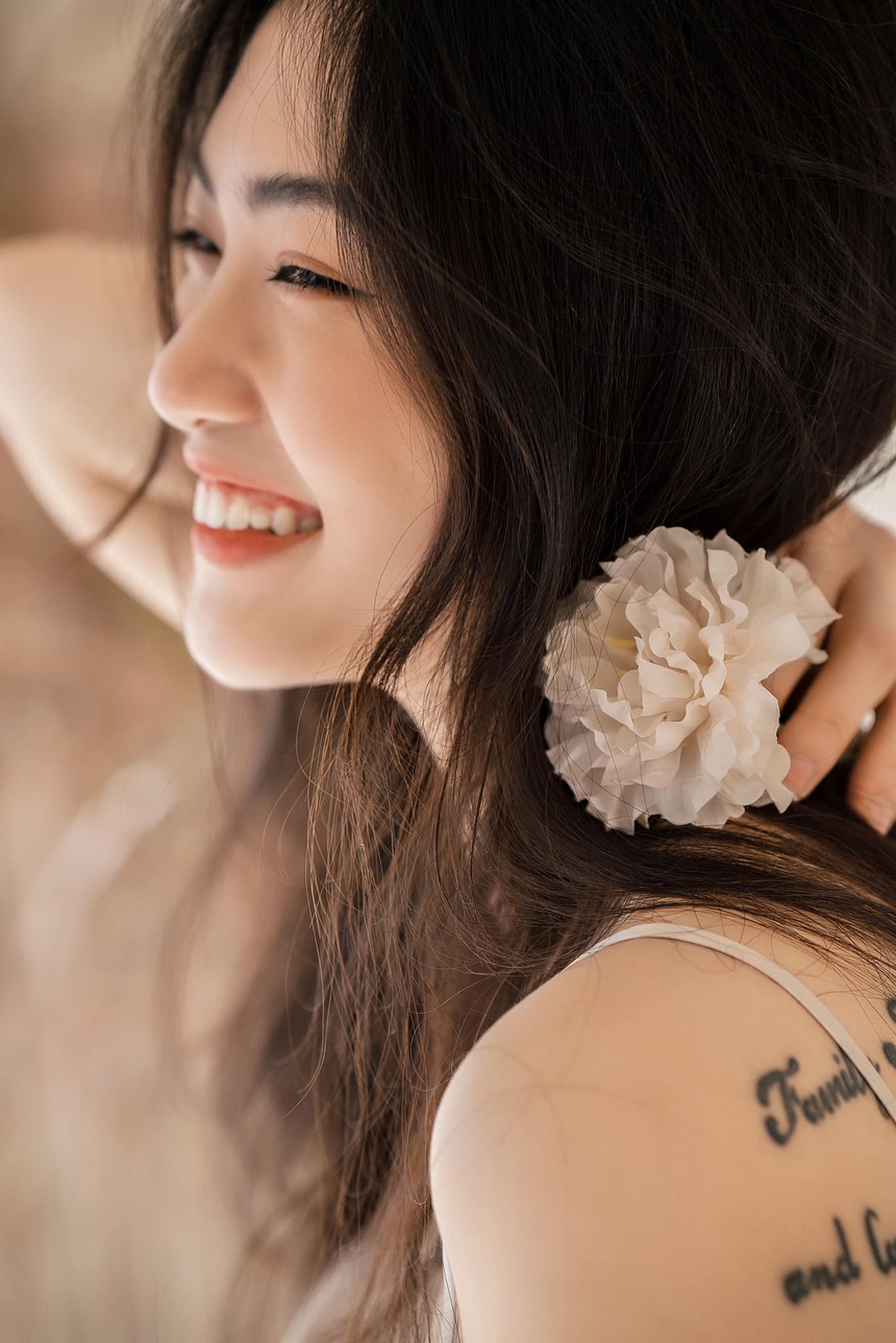 Phụ công tuyển bóng chuyền nữ Việt Nam ‘mỏng manh’ cùng váy lụa - Ảnh 1.