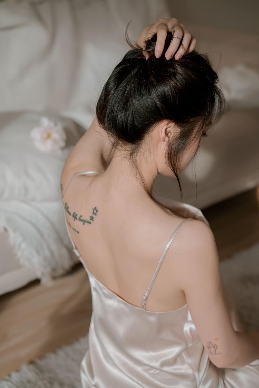 Phụ công tuyển bóng chuyền nữ Việt Nam ‘mỏng manh’ cùng váy lụa - Ảnh 2.