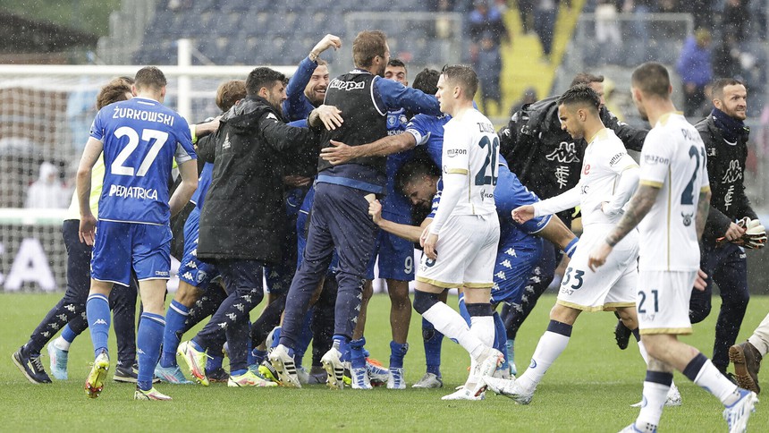 Napoli, Milan ra sân sớm ở vòng 14 Serie A: Miếng pho-mát trong chiếc bẫy chuột - Ảnh 1. Napoli, Milan ra sân sớm ở vòng 14 Serie A: Miếng pho-mát trong chiếc bẫy chuột - Ảnh 1.