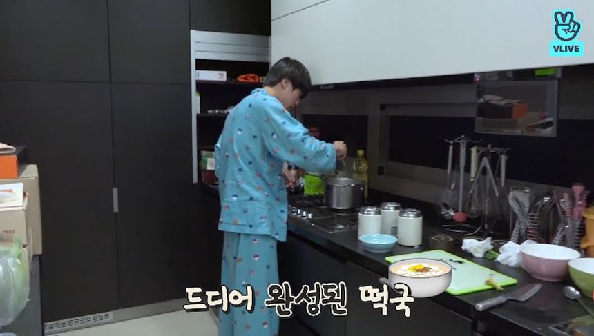 Fan biết ký túc xá của BTS trông thế nào ngay cả khi không có tour tham quan nhà chính thức - Ảnh 1. Fan biết ký túc xá của BTS trông thế nào ngay cả khi không có tour tham quan nhà chính thức - Ảnh 1.