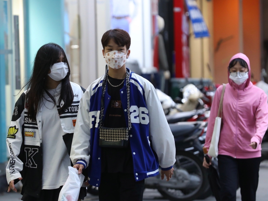 Cảnh báo gió mạnh, sóng lớn trên Biển Đông - Ảnh 1.