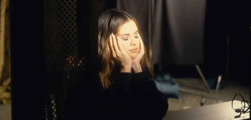 Selena Gomez gây tranh cãi ở phim tài liệu mới: Quên nhắc cô bạn hiến thận nhưng cứ réo gọi Justin Bieber! - Ảnh 4.