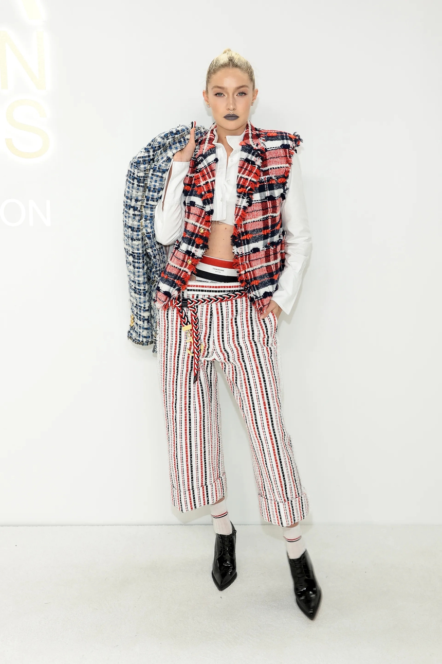 Sự kiện thời trang 'chặt chém': Dàn siêu mẫu đổ bộ, chị em nhà Kardashian có lép vế trước bồ cũ Kanye West? - Ảnh 1.