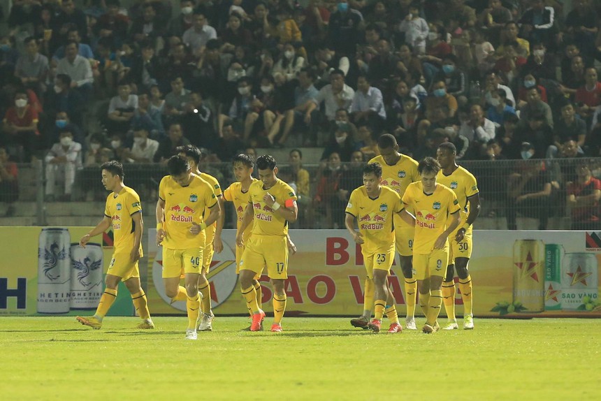 HLV Kiatisuk thừa nhận HAGL may mắn thoát thua, tiết lộ tầm nhìn cho lứa thay thế Công Phượng, Văn Toàn - Ảnh 1.