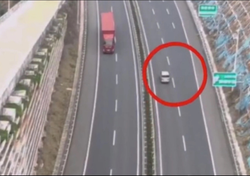 Màn giải cứu tài xế bị kẹt trên ô tô ở vận tốc 126 km/h như phim hành động Hollywood - Ảnh 1.