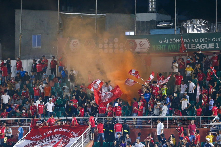 Thủ thành Bùi Tiến Dũng được gia đình vợ cổ vũ, CLB TP.HCM vỡ oà cảm xúc trụ hạng - Ảnh 6.