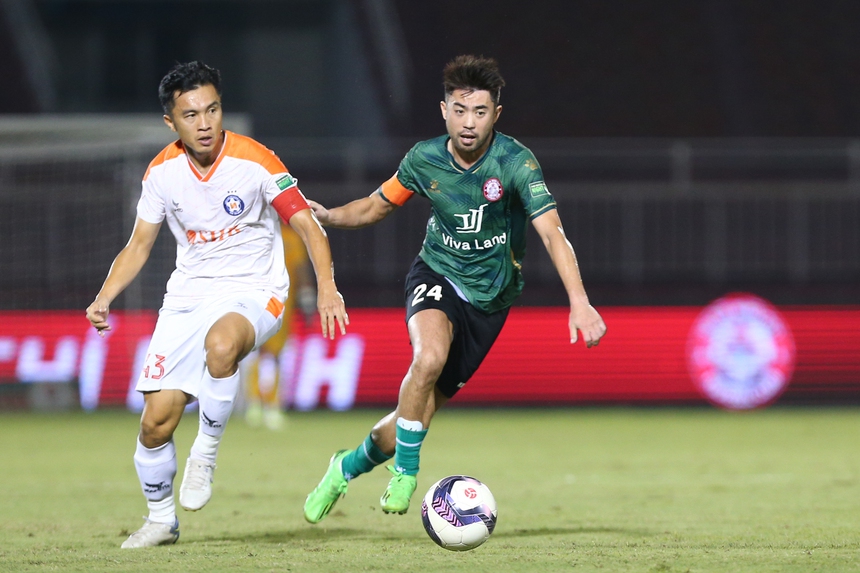 Thủ thành Bùi Tiến Dũng được gia đình vợ cổ vũ, CLB TP.HCM vỡ oà cảm xúc trụ hạng - Ảnh 5.