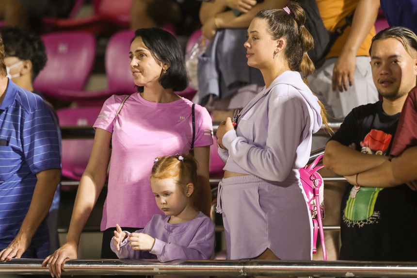 Thủ thành Bùi Tiến Dũng được gia đình vợ cổ vũ, CLB TP.HCM vỡ oà cảm xúc trụ hạng - Ảnh 1.