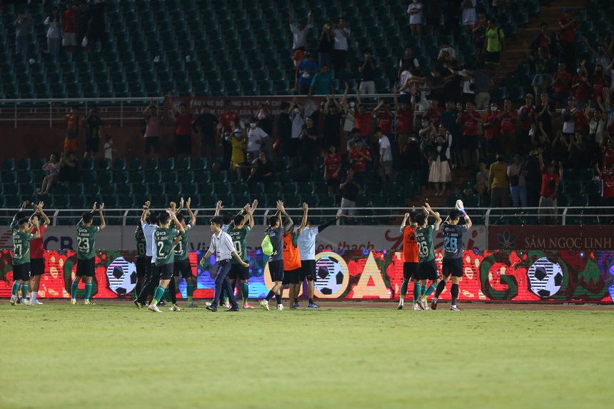 Thủ thành Bùi Tiến Dũng được gia đình vợ cổ vũ, CLB TP.HCM vỡ oà cảm xúc trụ hạng - Ảnh 8.