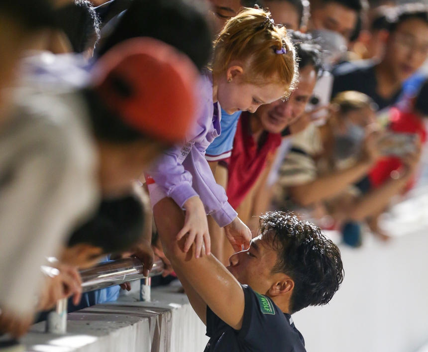 Thủ thành Bùi Tiến Dũng được gia đình vợ cổ vũ, CLB TP.HCM vỡ oà cảm xúc trụ hạng - Ảnh 2.