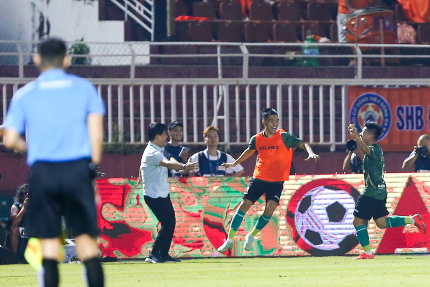 Thủ thành Bùi Tiến Dũng được gia đình vợ cổ vũ, CLB TP.HCM vỡ oà cảm xúc trụ hạng - Ảnh 4.