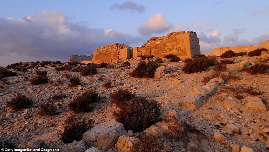 Đã tìm thấy mộ Nữ hoàng Cleopatra? - Ảnh 3.