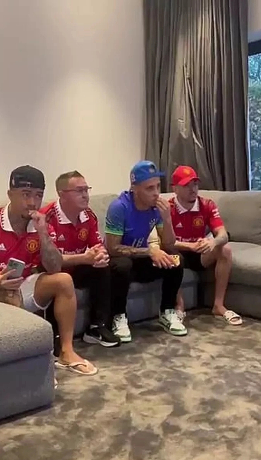 Antony cùng những người bạn hồi hộp chờ kết quả...