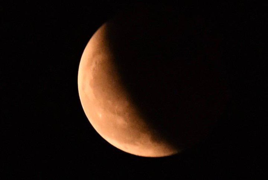 Ảnh: Mặt trăng máu cuối cùng trong năm 2022 tại Việt Nam khiến dân tình thích thú chờ xem - Ảnh 3.