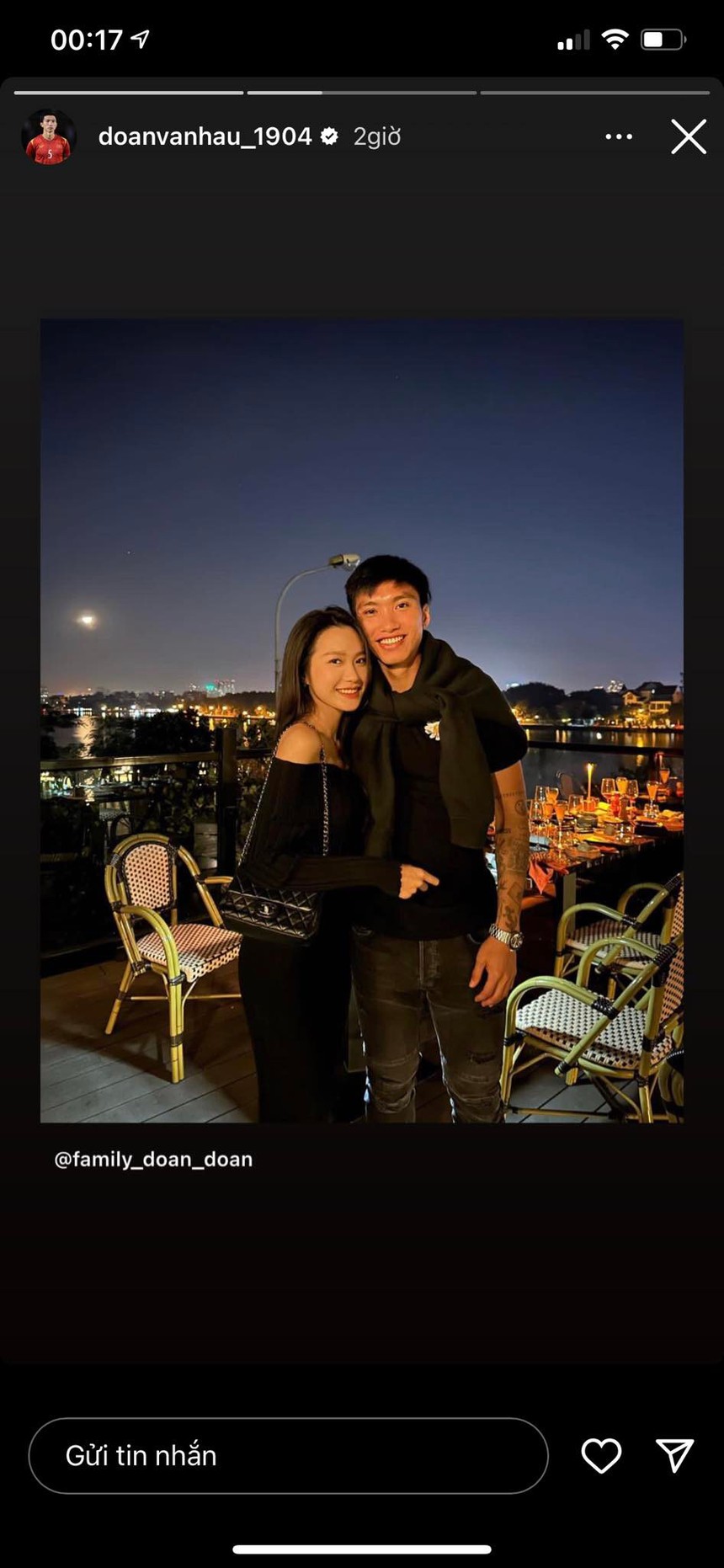 Văn Hậu đưa người yêu đi ăn tối trước trận đại chiến gặp Viettel - Ảnh 1.