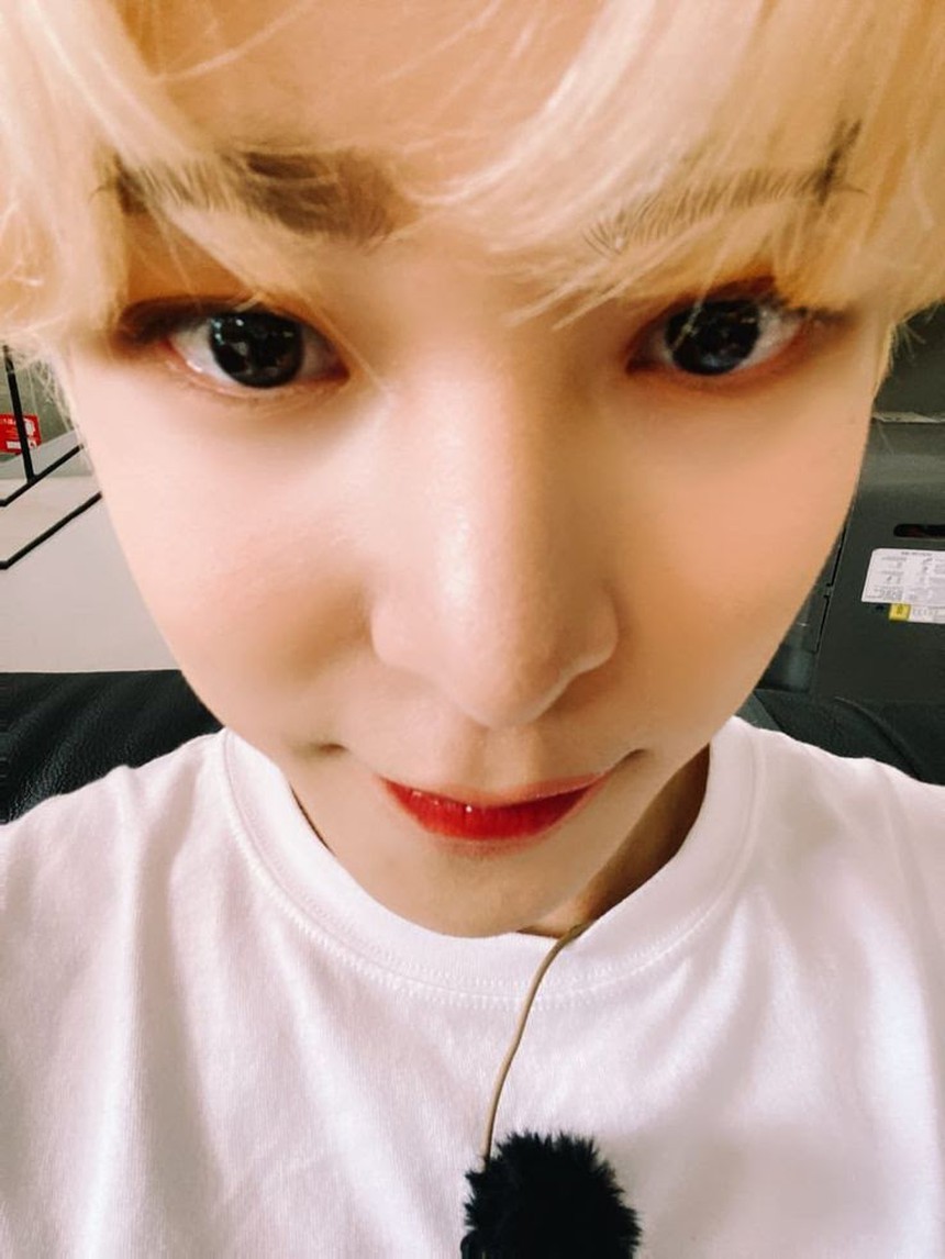 6 idol K-pop có tư thế selfie nổi tiếng: BTS, Seventeen, Astro - Ảnh 4. 6 idol K-pop có tư thế selfie nổi tiếng: BTS, Seventeen, Astro - Ảnh 4.