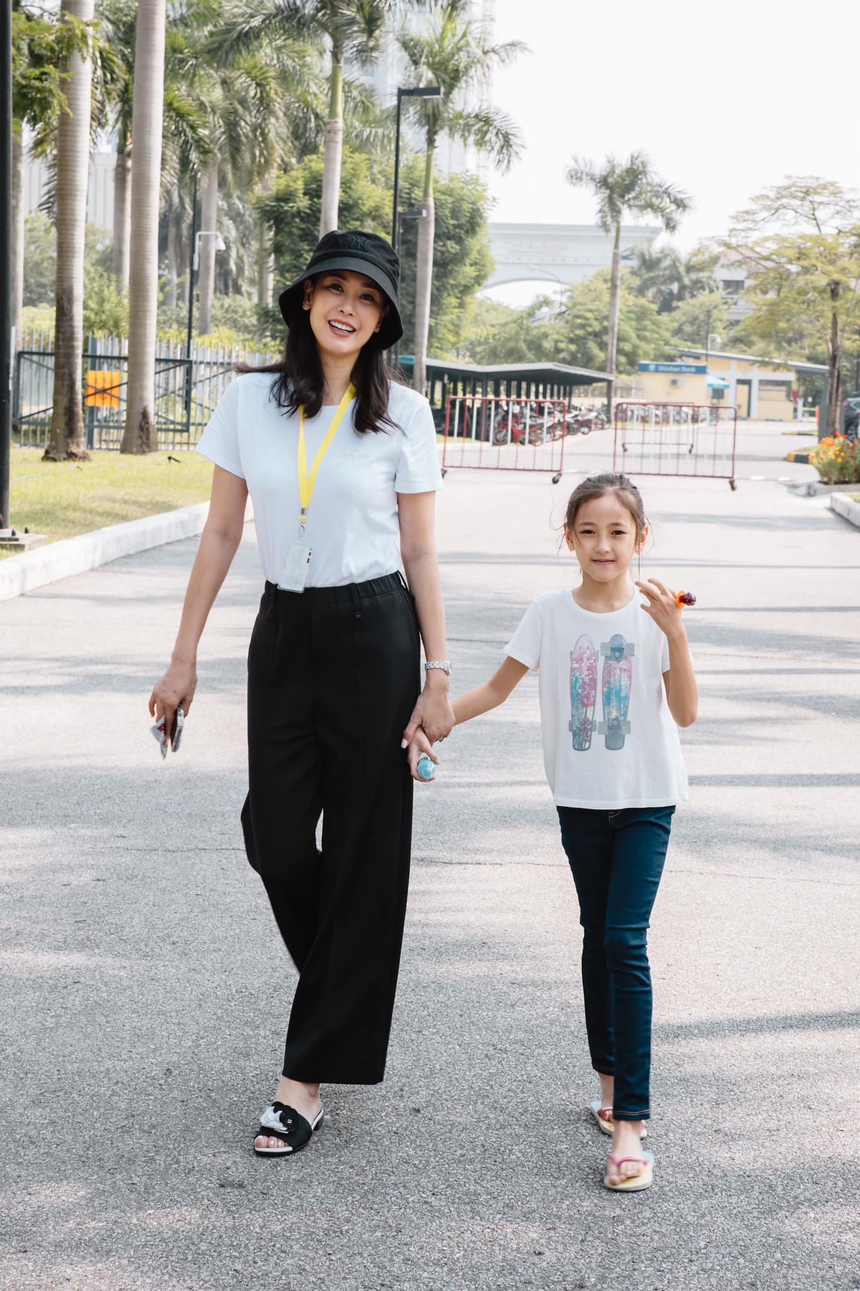 Con gái Hà Kiều Anh thi bơi, để lộ đôi chân dài miên man - Ảnh 7. Con gái Hà Kiều Anh thi bơi, để lộ đôi chân dài miên man - Ảnh 7.