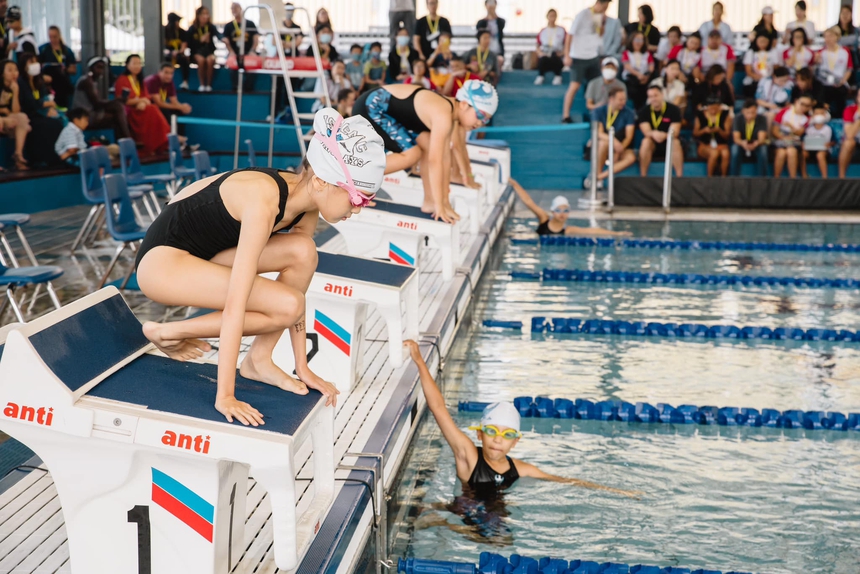 Con gái Hà Kiều Anh thi bơi, để lộ đôi chân dài miên man - Ảnh 3. Con gái Hà Kiều Anh thi bơi, để lộ đôi chân dài miên man - Ảnh 3.