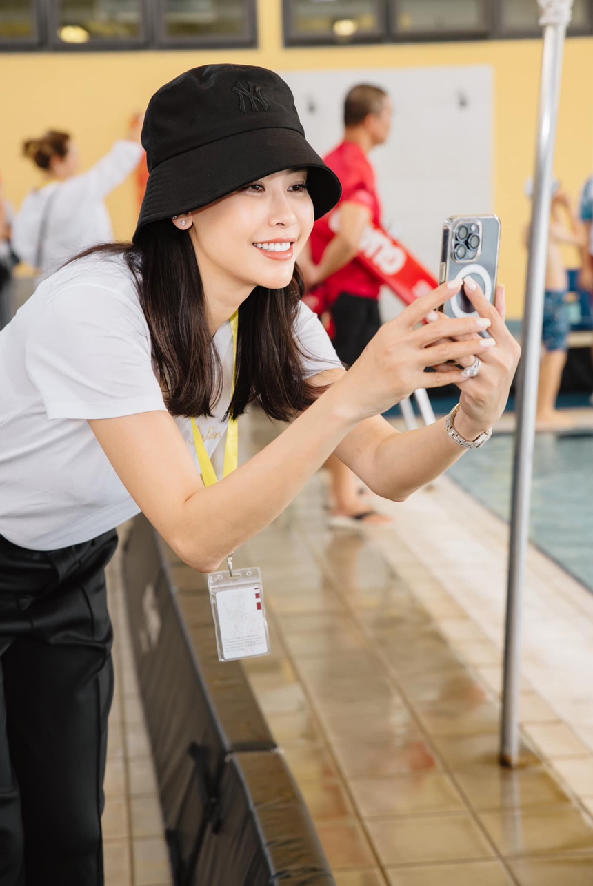 Con gái Hà Kiều Anh thi bơi, để lộ đôi chân dài miên man - Ảnh 8. Con gái Hà Kiều Anh thi bơi, để lộ đôi chân dài miên man - Ảnh 8.