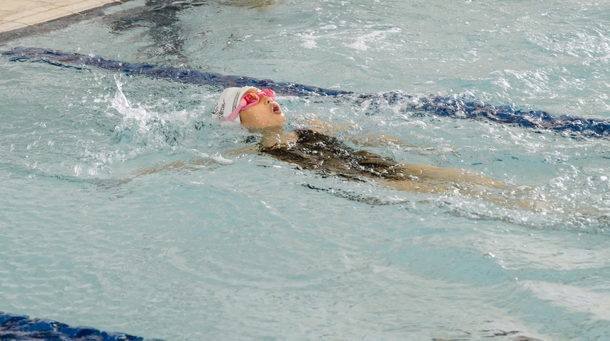 Con gái Hà Kiều Anh thi bơi, để lộ đôi chân dài miên man - Ảnh 4. Con gái Hà Kiều Anh thi bơi, để lộ đôi chân dài miên man - Ảnh 4.