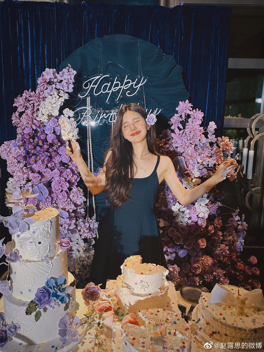 Triệu Lộ Tư hạnh phúc đón sinh nhật